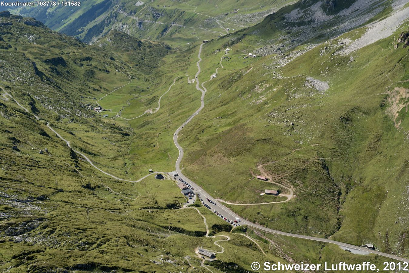 Klausenpass - Passhöhe, Strasse in den Bildhintergrund ins Schächental (W-wärts)